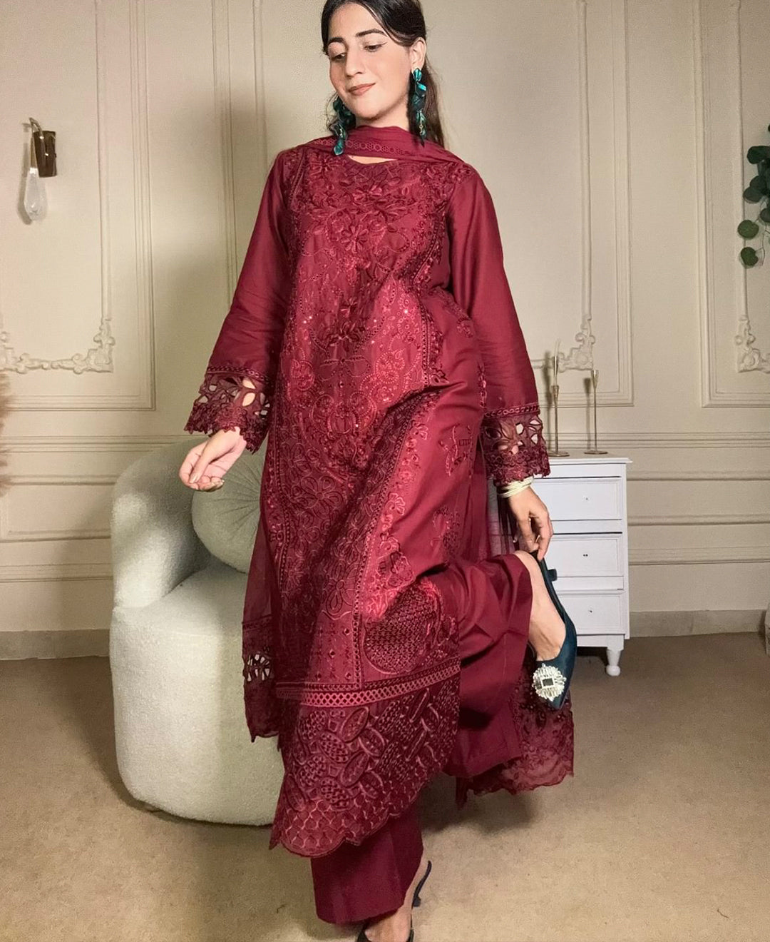3 pcs bareeza lawn Embroidered Dress - Majesty Crown